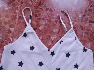 Blusa blanca con estrellas negras