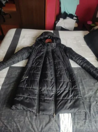 Abrigo premamá negro.