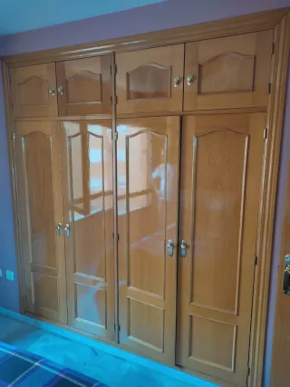 Armario empotrado de madera.