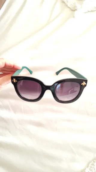 Gafas de sol negras y verdes con abeja
