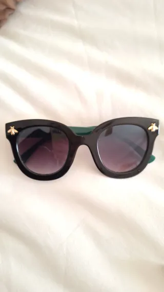 Gafas de sol negras y verdes con abeja