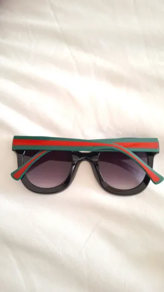 Gafas de sol negras y verdes con abeja