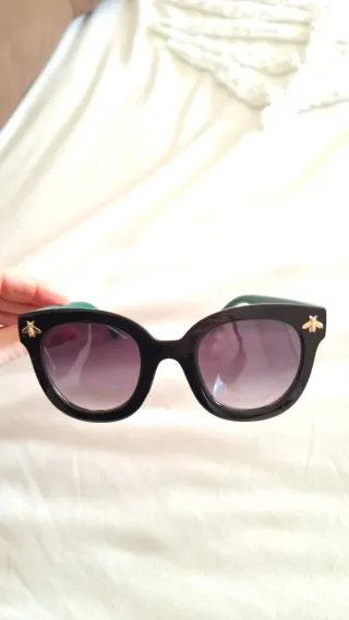 Gafas de sol negras y verdes con abeja