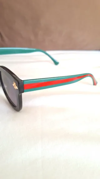 Gafas de sol negras y verdes con abeja