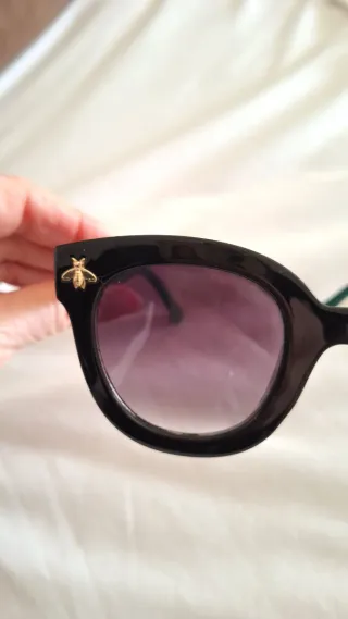 Gafas de sol negras y verdes con abeja