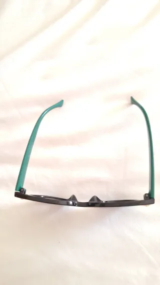 Gafas de sol negras y verdes con abeja