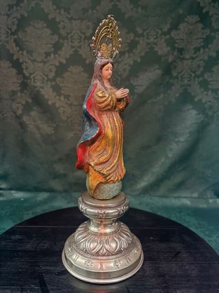 Virgen de barro con peana de orfebrería