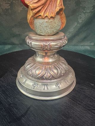 Virgen de barro con peana de orfebrería