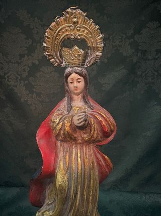 Virgen de barro con peana de orfebrería