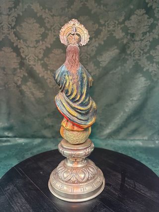 Virgen de barro con peana de orfebrería