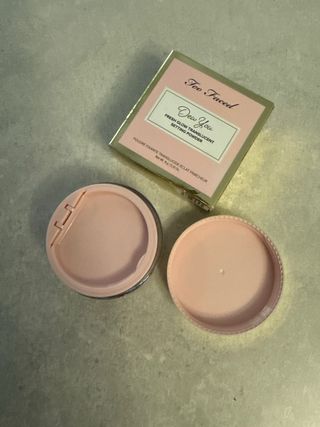 Too Faced Dew You Polvo Fijador Translucido