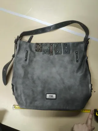 Bolso Xti gris con tachuelas