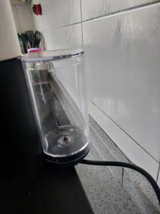 Cafetera Nespresso Krups Vertuo + guardacápsulas