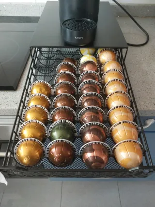 Cafetera Nespresso Krups Vertuo + guardacápsulas