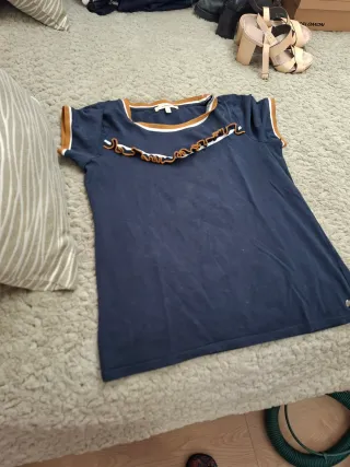 Camiseta azul con volantes