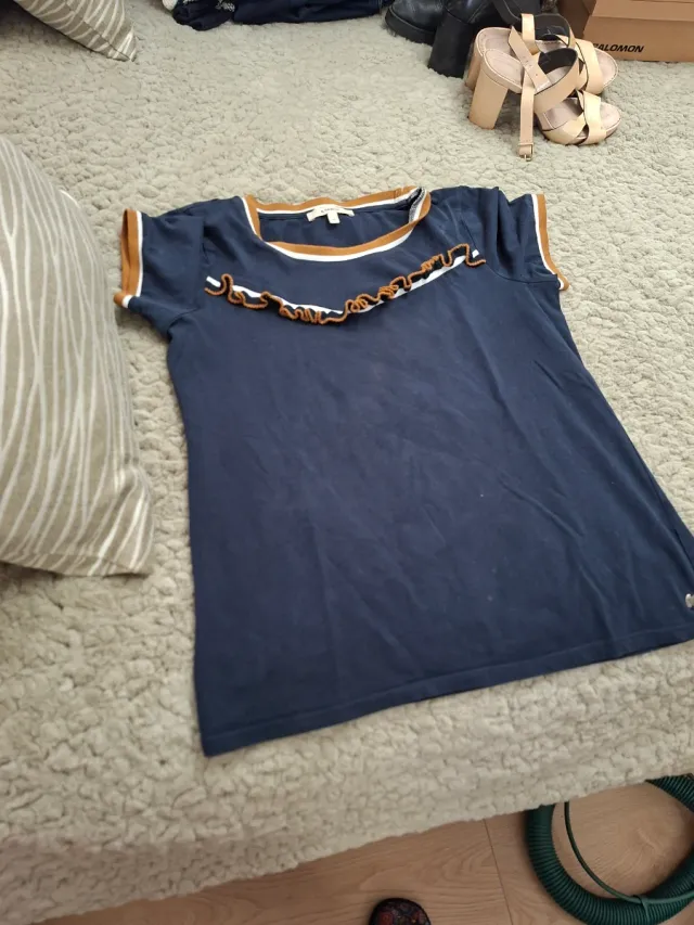 Camiseta azul con volantes