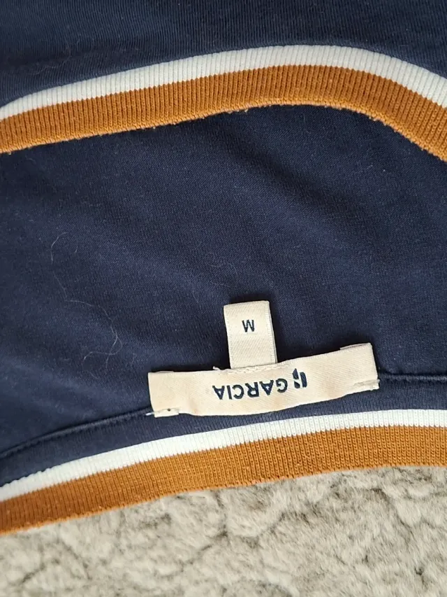 Camiseta azul con volantes