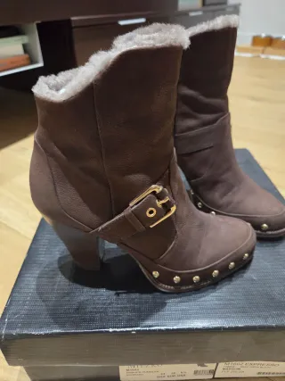 Botines de piel Miezko con hebilla y tachuelas