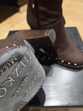 Botines de piel Miezko con hebilla y tachuelas