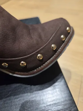 Botines de piel Miezko con hebilla y tachuelas