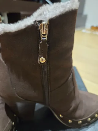 Botines de piel Miezko con hebilla y tachuelas