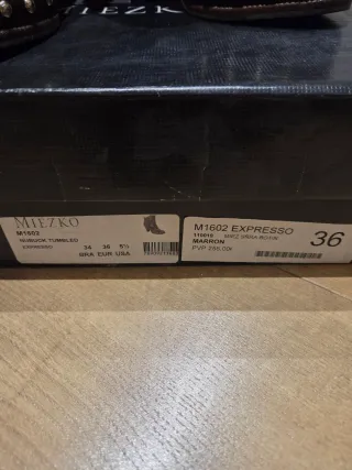 Botines de piel Miezko con hebilla y tachuelas