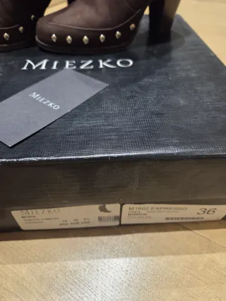 Botines de piel Miezko con hebilla y tachuelas