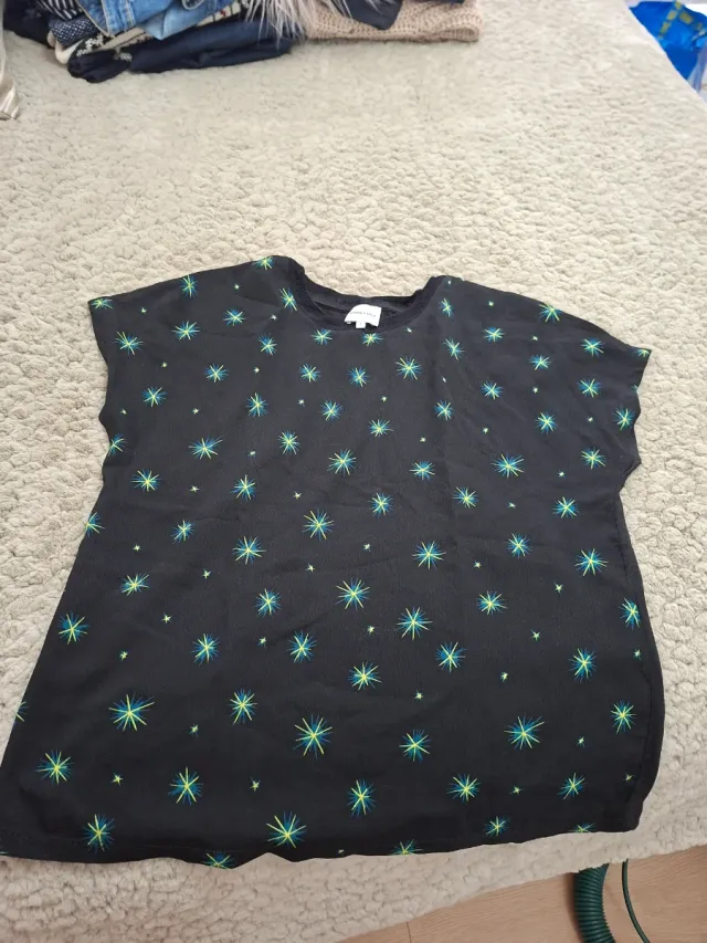 Camiseta negra con estampado de estrellas