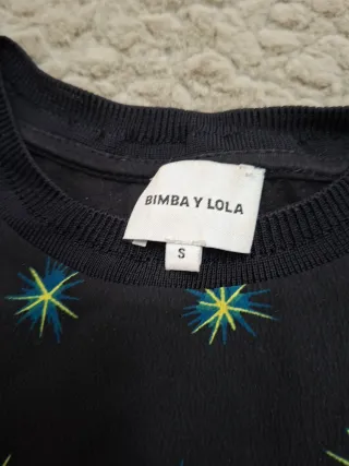 Camiseta negra con estampado de estrellas
