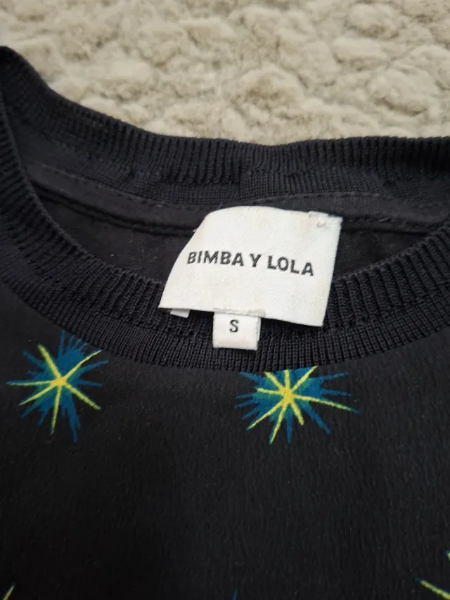 Camiseta negra con estampado de estrellas
