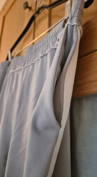 Pantalón ancho gris banda blanca