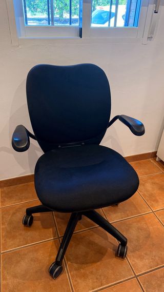 Silla de oficina ergonómica negra y azul