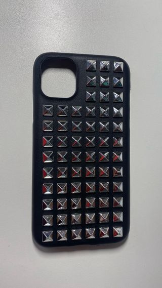 Funda iPhone 11 Negra con Tachuelas