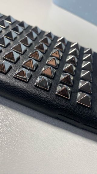 Funda iPhone 11 Negra con Tachuelas