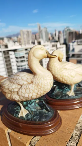 Due antiche statue. Fabbricate a metà del secolo scorso.