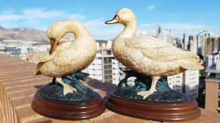 Due antiche statue. Fabbricate a metà del secolo scorso.