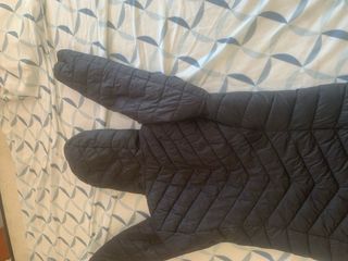 Chaqueta acolchada negra con capucha