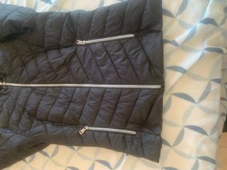 Chaqueta acolchada negra con capucha