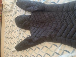 Chaqueta acolchada negra con capucha