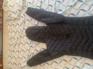 Chaqueta acolchada negra con capucha