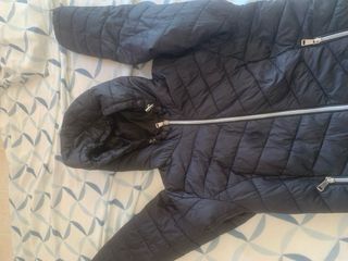 Chaqueta acolchada negra con capucha