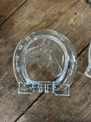 Ceniceros de cristal con forma de herradura