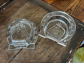 Ceniceros de cristal con forma de herradura