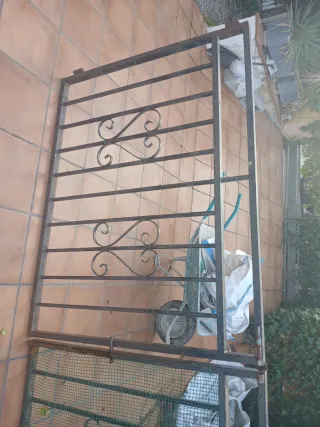 Puerta de hierro forjado