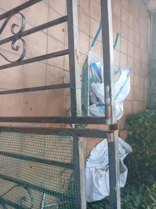 Puerta de hierro forjado