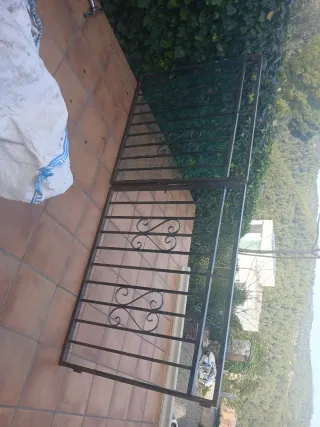 Puerta de hierro forjado