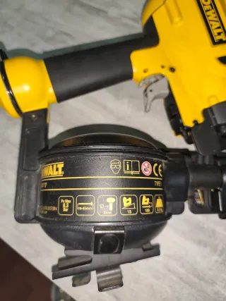 Clavadora Neumática DeWalt D51321