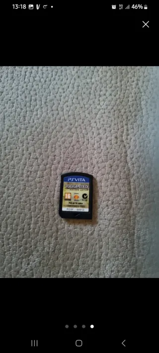 Scheda memoria PS Vita 4GB con gioco e cover.