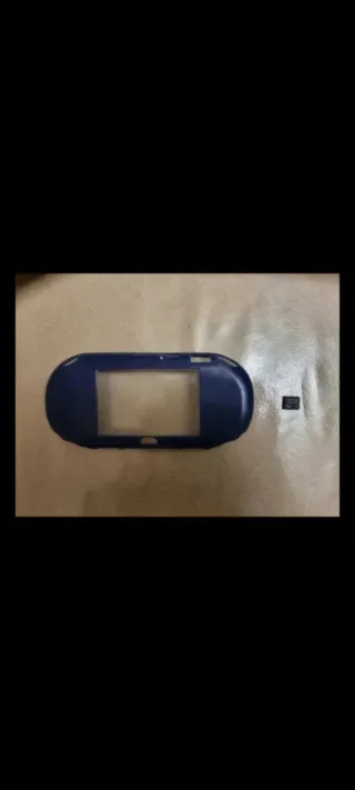 Scheda memoria PS Vita 4GB con gioco e cover.