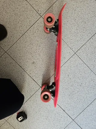 Monopatín rosa para niña, 56 cm de largo.